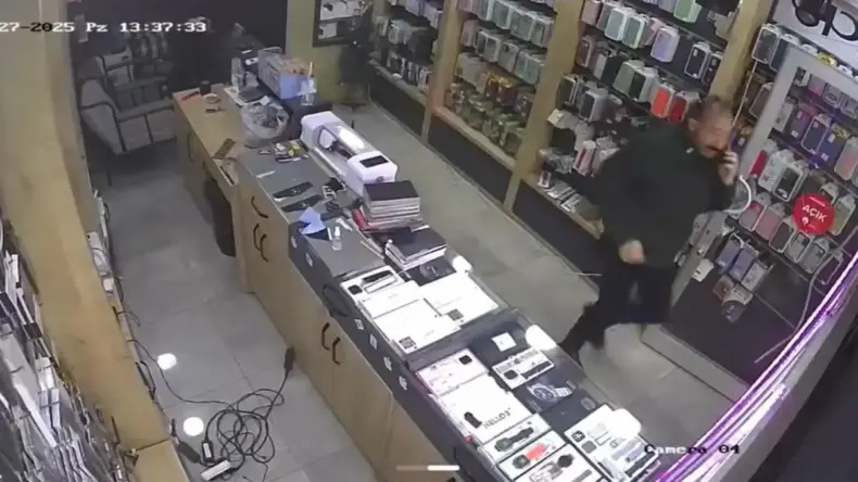 Bursa’da 4 Büyüklüğünde Deprem: Panik Anları Güvenlik Kamerasında