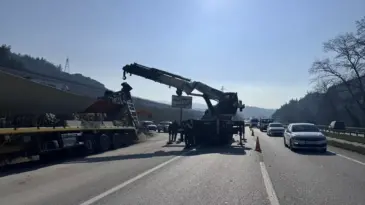 Gemlik’te Tır Kazası Trafiği Kilitledi