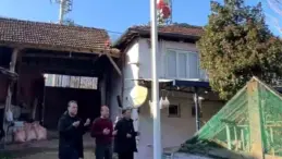 İnegöl’de bir evin bahçesinde şehit mezarları bulunuyor