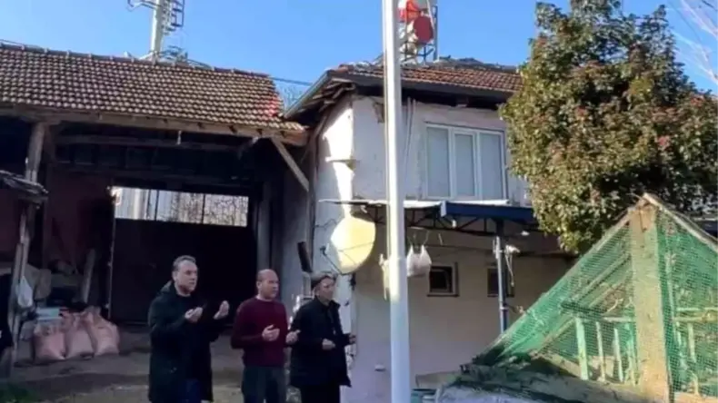 İnegöl’de bir evin bahçesinde şehit mezarları bulunuyor