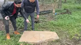 Tarla sürerken çiftçinin pulluğuna lahit takıldı