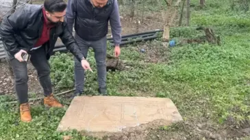 Tarla sürerken çiftçinin pulluğuna lahit takıldı