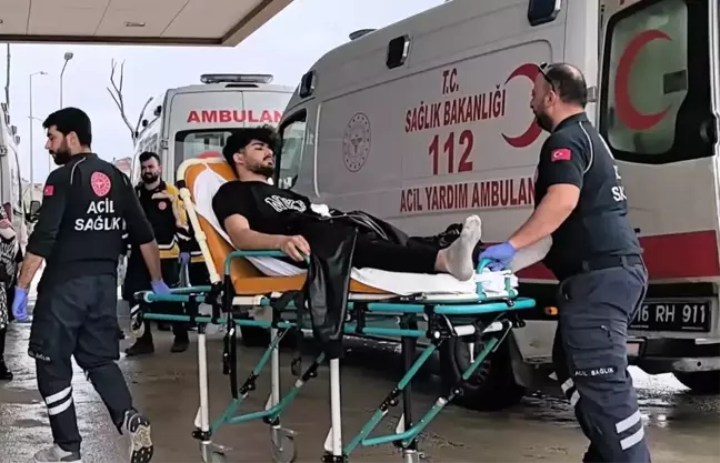 İnegöl’de Kontrolden Çıkan Kamyonet Direğe Çarptı, Sürücü Yaralandı