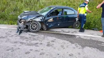 Bursa İnegöl’de Kafa Kafaya Çarpışma: 3 Yaralı