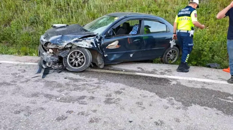 Bursa İnegöl’de Kafa Kafaya Çarpışma: 3 Yaralı