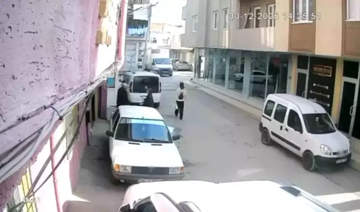 Bursa’da Ekmek Kamyoneti Genç Kızı Yaraladı